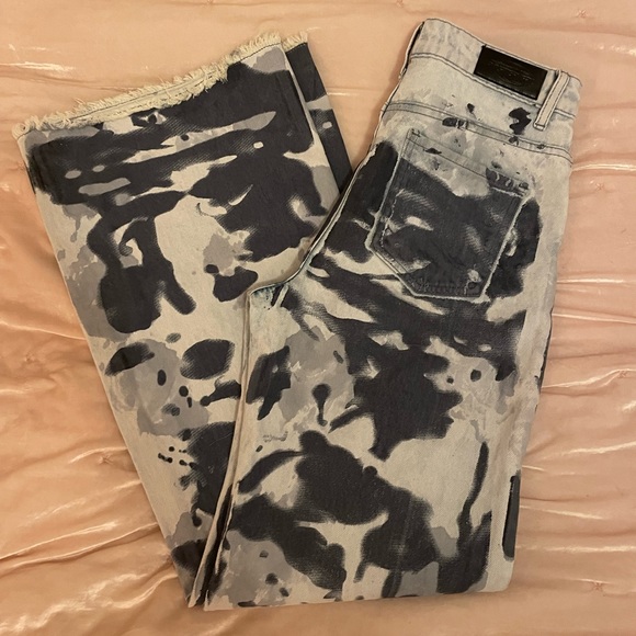 Poster Girl “Streets are Calling distressed jeans” - Picture 4 of 6